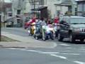 los muchachos chilliando en los mopeds