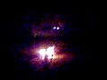 explosion d'un pneu en direct lors d'un incendie de voiture en cit�

les �meutes de 2005 dans les banlieues fran�aises sont des violences urbaines qui ont commenc� � clichy-sous-bois le 27 octobre 2005 puis se sont r�pandues dans un grand nombre de banlieues pauvres � travers la france. l'�tat d'urgence a �t� d�clar� le 8 novembre 2005, puis prolong� pour une dur�e de 3 mois. au 17 novembre, la police d�clare �tre revenue en situation normale.

elles ont essentiellement pris la forme d'incendies criminels et de jets de pierres contre les forces de l'ordre. dans certains cas, ces �v�nements se sont transform�s en �meutes opposant plusieurs centaines de personnes dans des quartiers de banlieues dits 
