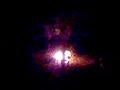 explosion d'un pneu en direct lors d'un incendie de voiture en cit�

les �meutes de 2005 dans les banlieues fran�aises sont des violences urbaines qui ont commenc� � clichy-sous-bois le 27 octobre 2005 puis se sont r�pandues dans un grand nombre de banlieues pauvres � travers la france. l'�tat d'urgence a �t� d�clar� le 8 novembre 2005, puis prolong� pour une dur�e de 3 mois. au 17 novembre, la police d�clare �tre revenue en situation normale.

elles ont essentiellement pris la forme d'incendies criminels et de jets de pierres contre les forces de l'ordre. dans certains cas, ces �v�nements se sont transform�s en �meutes opposant plusieurs centaines de personnes dans des quartiers de banlieues dits 