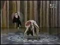videos de Dancer contorting her torso...