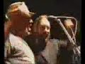 tornata - finalmente - in auge, bella ciao � una delle canzoni pi� conosciute della resistenza italiana. se ne conoscono diverse varianti, ma questa sembra la pi� comune:  

questa mattina mi son svegliato
oh bella ciao, bella ciao, bella ciao, ciao, ciao,
questa mattina mi son svegliato
e ho trovato l'invasor.
oh partigiano, portami via
oh bella ciao, bella ciao, bella ciao, ciao, ciao,
oh partigiano, portami via,
che mi sento di morir.
e se io muoio lass� in montagna
oh bella ciao, bella ciao, bella ciao, ciao, ciao,
e se io muoio lass� in montagna
tu mi devi seppellir.
seppellire sulla montagna,
oh bella ciao, bella ciao, bella ciao, ciao, ciao,
seppellire sulla montagna
sotto l'ombra di un bel fior.
e le genti che passeranno,
oh bella ciao, bella ciao, bella ciao, ciao, ciao,
e le genti che passeranno
mi diranno: 