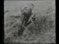 tornata - finalmente - in auge, bella ciao � una delle canzoni pi� conosciute della resistenza italiana. se ne conoscono diverse varianti, ma questa sembra la pi� comune:  

questa mattina mi son svegliato
oh bella ciao, bella ciao, bella ciao, ciao, ciao,
questa mattina mi son svegliato
e ho trovato l'invasor.
oh partigiano, portami via
oh bella ciao, bella ciao, bella ciao, ciao, ciao,
oh partigiano, portami via,
che mi sento di morir.
e se io muoio lass� in montagna
oh bella ciao, bella ciao, bella ciao, ciao, ciao,
e se io muoio lass� in montagna
tu mi devi seppellir.
seppellire sulla montagna,
oh bella ciao, bella ciao, bella ciao, ciao, ciao,
seppellire sulla montagna
sotto l'ombra di un bel fior.
e le genti che passeranno,
oh bella ciao, bella ciao, bella ciao, ciao, ciao,
e le genti che passeranno
mi diranno: 