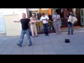Shqiptari midis Gjermanis qartet tu vallzu me muzik te magjupve (video)