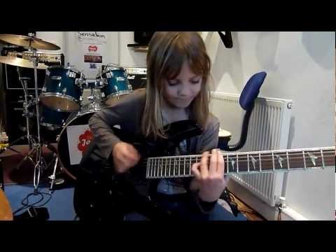 Menina de 8 anos Humilhando na Guitarra