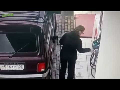 Kobieta i jej bezprzewodowe tankowanie paliwa na stacji paliw