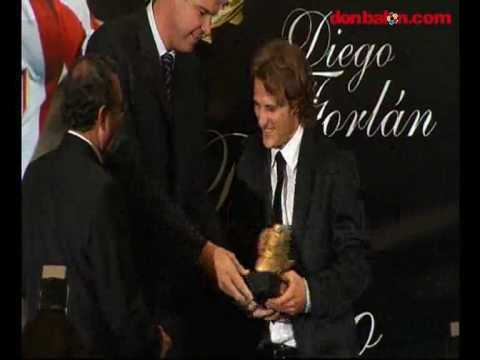Forl&aacute;n recibe la bota de oro