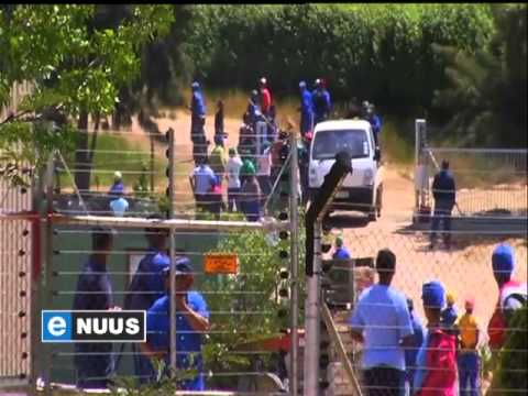 Nie-stakende plaaswerkers verjaag oproermakers / Non-striking farm workers defend farmers Nie-stakende plaaswerkers verjaag oproermakers / Non-striking farm workers defend farmers