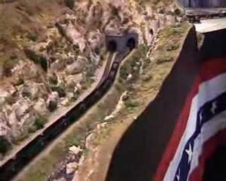 smholt - Heavy action on the tracks, crossing the Saguaro River, the Santa Fe F7 heading west with a long train with coalhoppers. Model trains in Z-scale, 1:220.