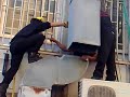 החתול והכלב חילוץ בליין מטורף מארובת אוורור של מועדון החתול והכלבמה אנשים עושים בשביל להיכנס למועדונים בארץיום חמישי בחור שלא ניכנס לחתול החליט להיות יצירתי וטיפס דרך הארובה האוורורמזל ששמעו אותו בבוקר והזמינו חילוץ