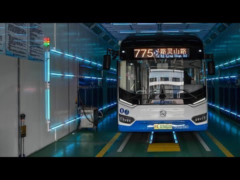 Shanghai desinfiziert Busse wegen Corona mit UV-Licht