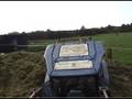 videos de Man on a New Holland tractor without a dog.Second cut silage