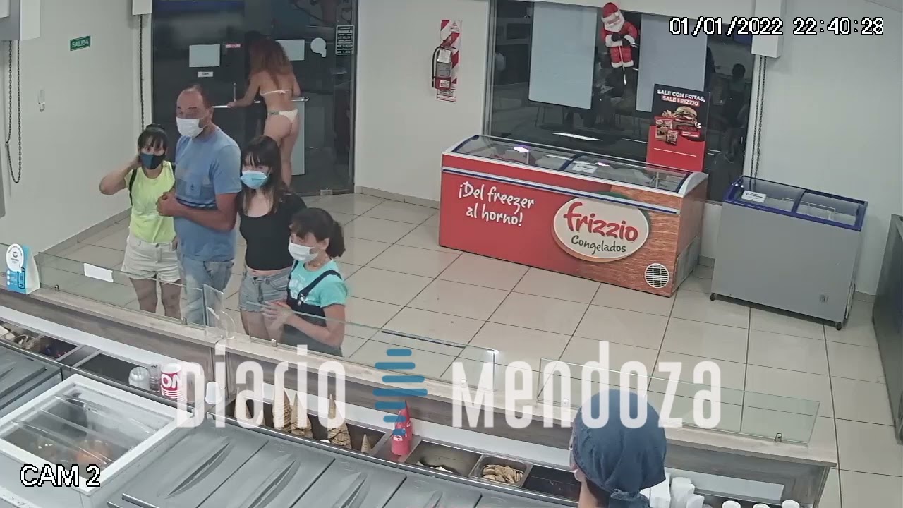 Increíble: una mujer se sacó el vestido y lo usó como barbijo para entrar en una heladería