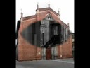 Foto (web) di Casale.Casale Monferrato è una delle più interessanti città d'arte piemontesi, con i suoi bei palazzi, le chiese e i monumenti a testimonianza di un illustre passato. Casale è l'antica capitale del Monferrato, terra di arte, cultura, vini e tartufi. Tra le colline del Monferrato Casalese si rimane affascinati dalle bellezze architettoniche e naturali, quali manieri, torri, villaggi in tufo, chiese e magnifici panorami sui vigneti, sui boschi e le risaie che circondano la zona. Il parco naturale di crea, con le sue ventitrè cappelle collegate da ombrosi sentieri che si dipanano nel bosco, rappresenta uno dei punti di maggiore interesse artistico e naturalistico del Monferrato. La gastronomia monferrina, forte di antiche e radicate tradizioni locali, presenta piatti deliziosi, dai gusti forti e decisi come la bagna caoda, i tartufi e il bagnet, senza dimenticare i dolci tipici: krumiri e bonet.