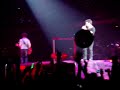 Un fan salta al escenario en un concierto de los Jonas Brothers