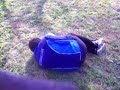 Los hombres son golpeados por el futbol
