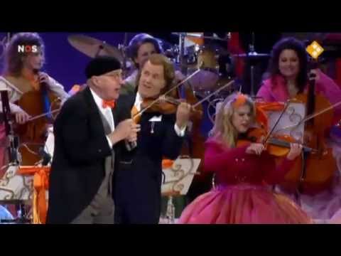 André - André van Duin op de dag van de troonswisseling samen met André Rieu. André van Duin zong het lied 'Willempie van Oranje' op 30 april 2013 op het Museumplein...