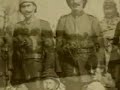 Erkan Oğur'un Fuad albümünde, unutulan çocuk askerler için okuduğu türkü.Havada bulut yok, bu ne dumandır?Mahlede ölü yok, bu ne şivandır?Ana ben ölmedim, bu ne figandır?Eli yemendir, gülü çemendir,Giden gelmiyor, acep nedendir?Kışlanın ardında,üç ağaç incir!Kolumda kelepçe, boynumda zincir!Zincirin yerleri ne yaman sancır!Eli yemendir, gülü çemendir,Giden gelmiyor, acep nedendir?Kışlanın ardında, bir kırık testi!Askerin üstüne sam yeli esti!Gelinlik kızlar umudu kesti!Eli yemendir, gülü çimendirGiden gelmiyor, acep nedendir?