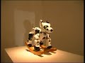 Robot à bascule qui sauto-balance à lapproche de son propriétaire. Ce robot ne cherche quà générer son propre amusement, ayant de ce fait évincé la participation de ce dernier, redéfinissant ainsi les rôles du jouet et du joueur. Le fonctionnement de ce jouet nest pas induit par laction de son propriétaire mais juste par sa présence et le plaisir quil produit ne lui est pas destiné.