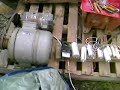 le moteur asynchrone de 6 cv est utilis� en g�n�ratrice. il est entrain� � vide par un moteur de 1 cv.
le r�actif est fourni par une batterie de condensateurs totalisant 270 microfarads.
a 1525 t/mn, on mesure 4oo volts aux bornes.
prochaine �tape : la g�n� sera entrain�e par la prise de force du tracteur...
un grand merci � joel sans qui je serais encore dans l'ignorance de l'�xistance des g�n�ratrices asynchrones !..
