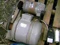 le moteur asynchrone de 6 cv est utilis� en g�n�ratrice. il est entrain� � vide par un moteur de 1 cv.
le r�actif est fourni par une batterie de condensateurs totalisant 270 microfarads.
a 1525 t/mn, on mesure 4oo volts aux bornes.
prochaine �tape : la g�n� sera entrain�e par la prise de force du tracteur...
un grand merci � joel sans qui je serais encore dans l'ignorance de l'�xistance des g�n�ratrices asynchrones !..