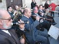 Sardana, danza y canción populares de Cataluña (España) y del Languedoc-Rosellón francés. Se baila en círculo cerrado por numerosas parejas que, con las manos enlazadas, ejecutan dos pasos cortos y cuatro largos en ritmo reposado. Los pasos cortos se realizan con los brazos hacia abajo y los largos con los brazos en alto. La música acompañante tiene un carácter propio y, aunque interpretada en el mismo ritmo, suele ser de tema reposado en los pasos cortos y más vivo en los largos.Es acompañada por un conjunto de instrumentos de viento llamado cobla, que consta de flaviol, tamboril, dos tiples, dos tenoras, dos cornetines, dos fiscornos, un trombón y un contrabajo