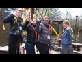 KAMPEN/BIDDINGHUIZEN - Zaterdag gingen de deuren van Walibi Holland in Biddinghuizen open, IJsselTV was erbij. Sommige mensen kijken er al lang naar uit. De start van een nieuw pretparkseizoen. De pretparken hebben in de winter niet stilgezeten en laten graag hun nieuwe publiekstrekkers aan de mensen zien. Vanaf dit jaar biedt Walibi Holland een gloednieuw avontuur aan: 