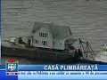 Un cuplu din Washington, la plimbare cu casa pe râu!