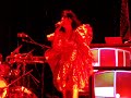 Bj�rk - Earth Intruders (Virgin Festival 2007)