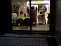 Arabes rezando en el aeropuerto de Francfort