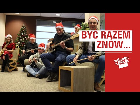 Werner Kenkel - Być razem znów... (piosenka... :: Zobacz też rozmowę w Radiu Elka Pracownicy Werner Kenkel nagrali świąteczną piosenkęJuż jest! Premiera świątecznej piosenki "BYĆ RAZEM ZNÓW..." Zespołu Werner Kenkel. Zapraszamy do odsłuchania i obejrzenia teledysku.Tekst piosenki "Być razem znów..." Mrok za oknem się rozgościł,a ze zmrokiem milion gwiazd,lecz ja szukam tylko jednej,tej co znów połączy nas.Zapach ciasta i miłościjuż wypełnia cały dom,na choince bombka błyszczy,życzyć chcę Wesołych Świąt! Chociaż piękne są kolędy,pastorałek słodki czar,nie ma nic tak cudownego,jak ten wigilijny gwar!Ref.: Na te święta jeszcze więcejciepłych słów tulących serce,morza życzeń, mnóstwa wrażeń,o czym tylko jeszcze marzysz!Nie musimy mieć wszystkiego,by mieć coś najwspanialszego,swą obecność dajmy w darze,najważniejsze by być razem znów!Lampki świecą nastrojowo,świętowania nadszedł czas!Spotkamy się pod jemiołą,niech ta chwila wiecznie trwa!Już na dachu słyszę kroki,to Mikołaj skrada się,co za magia, co za dziwy!dziś być dzieckiem znowu chcę.Tych uśmiechów, tych radościmamy dzisiaj wszyscy w bród,to tej nocy, za chwil paręprzyjdzie na świat mały cud!Ref.: Na te święta jeszcze więcejciepłych słów tulących serce...W Krzycku, w Bochni tekturnica, standy we Włoszakowicach, choć do celu droga kręta to udane będą ŚwiętaPomożemy i wytniemy, pięknie też zadrukujemy. Wszyscy z uśmiechniętą minką? good unboxing pod choinką.Święta, święta wszystko fajnie, ale się Mikołaj budzi: w co mam popakować gifty tu 8 miliardów ludziEssa, essa Ziomku z brodą, niech nie bierze cię cholera, spoko, spoko fajf memory kręcę numer do WerneraHalo? Krzycko? Wrzućcie kurde tam na sztance pudeł parę, ale wcześniej je przepuśćcie na offsecie przez drukaręKurde, ale będą jaja, bez Świętego Mikołaja, będzie musiał spuścić z tonu, gdy zabraknie mu kartonuChociaż piękne są kolędy,pastorałek słodki czar,nie ma nic tak cudownego,jak ten wigilijny gwar!Ref.: Na te święta jeszcze więcejciepłych słów tulących serce...Autor tekstu: Natalia Zimniak, Antoni SamolMuzyka: Aranżacja Zespołu Werner Kenkel na podstawie https://youtu.be/VB0zU8_08w4Teledysk: Krystian Borowski (Werner Kenkel)Audio: Andrzej May