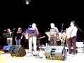 diweddglo gig dafydd iwan & john ac alun a'r band yn y galeri, caernarfon, chwef07