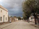 Abra Pampa es la ciudad cabecera del departamento de Cochinoca, en la provincia argentina de Jujuy.Es un centro de servicios de la Puna, la 2º población en importancia de la región, luego de La Quiaca de la que se encuentra 73 km al sur, por la RN 9, pavimentada, que también la comunica con la capital provincial, distante 224 km.Se encuentra situada en la entrada meridional de la gran altiplanicie conocida como la Puna Argentina, al pie de cerro Huancar.La localidad fue fundada el 30 de agosto de 1883 como nueva capital del departamento, 22 km al este del antiguo pueblo de Cochinoca.Si bien de acuerdo a fuentes periodísticas recientes (revista Rumbos 1/ago/2004) tendría 16.000 hab., el censo INDEC de 2001 le asigna 7.496 hab. al área urbana y 9.425 hab. a todo el municipio.Abra Pampa es nexo de unión entre la Puna, las selvas y los valles, Abra Pampa es una ciudad netamente comercial, pese a esto su indice de desocupación es alto.Es una ciudad cosmopolita con una población de 9.425 habitantes, su principal actividad es el comercio que se está viendo favorecido por su ubicación geográfica.La ciudad actualmente tiene un grave problema ambiental provocado por la mina, ubicada al costado de la ciudad y productora de plata y plomo. La empresa propietaria Metal Huasi SA, la cerró en 1985, y sus directivos con total actitud negligente y criminal, dejaron las escorias y sobrantes apiladas en el predio y al costado de varios barrios, como el 12 de Octubre, provocando así la dispersión de las particulas de plomo. La contaminación resultante es tan alarmante que muchos niños, presentan niveles de plomo en sangre cercanos al 30mcg/dl, cuando el maximo permitido por ley es de 10mcg/dl, aunque se ha demostrado que ya con un 5 mcg/dl alcanza para provocar distintos problemas neuronales y cognitivos. Durante 17 años, se ocultó este tema, llegando al punto de negarse, la salud publica, a entregar los resultados de los análisis a los pobladores. Recién en 2007, y varias investigaciones periodísticas mediante, la situación de Abra Pampa adquiere estado público y se cuestiona el accionar de las autoridades nacionales y provinciales. Ese mismo año, el Defensor del Pueblo de la Nación dicta una resolución [1] recomendando al gobierno de la provincia de Jujuy que se otorgue tratamiento, en forma urgente, de todas las personas afectadas. También recomienda a la Secretaría de Ambiente y Desarrollo Sustentable de la Nación que implemente las medidas necesarias para garantizar que -hasta tanto se realice la recomposición del pasivo ambiental- los residuos sean aislados en forma efectiva para que no causen más daño a las personas y al ambiente. Actualmente, la Nación cuenta con un crédito del BID para implementar un Plan de Remediación en la zona. El mismo demandará 3 años (2008-2010) y se desarrollará en conjunto con la provincia quienes, además, pusieron en marcha un plan de acciones inmediatas (fines de 2007) para atender la situación hasta tanto se inicie el proyecto del BID. El Plan de Remediación prevé -entre otras cosas- trasladar los residuos a la mina de la empresa minera Aguilar para su tratamiento, realizar una limpieza del lugar y dar tratamiento a las personas afectadas. A pesar de que las actividades ya se han iniciado, los pobladores denuncian incumplimientos y demoras en las tareas previstas.También encontramos en la localidad otras empresas (como una curtiembre) que podrian causar contaminacion debido a los residuos que eliminan del producto de sus actividades.Obtenido de http://es.wikipedia.org/wiki/Abra_Pampa