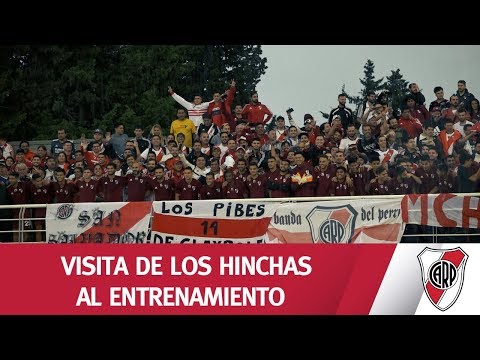 ¡VISITA DE LUJO! Los hinchas que viajaron a Lima visitaron el entrenamiento en Ezeiza