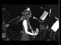 skye est l'invit�e de michel pelay � la maroquinerie, paris. elle interpr�te une chanson cr��e par michel delpech.