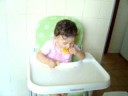 Mariana chupando laranja