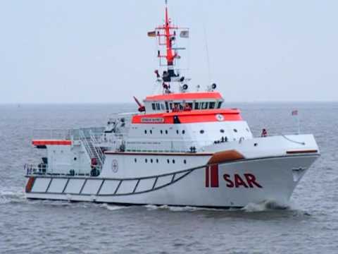 Sar - Der SAR Kreuzer Hermann Marwede bei langsamer Fahrt einlaufend in Cuxhaven und Helgoland. Beeindruckende Großaufnahmen, teilweise Regenwetter. Mit einem Clip...