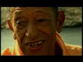 esta canci�n es considerada precursora de la bossa nova' brasile�a. seg�n salvador (muerto el 13-2-2008 a los 90 a�os), jobim afirm� que esa era la direcci�n a tomar: cambiar el tempo de la samba, transformar la armon�a e introducir bellas melod�as.

dans mon �le
ah comme on est bien
dans mon �le
on n'fait jamais rien
on se dore au soleil
qui nous caresse
et l'on paresse
sans songer � demain
dans mon �le
ah comme il fait doux
bien tranquille
pr�s de ma doudou
sous les grands cocotiers qui se balancent
en silence, nous r�vons de nous.

dans mon �le
un parfum d'amour
se faufile
d�s la fin du jour
elle accourt me tendant ses bras dociles
douce et fragile
dans ses plus beaux atours
ses yeux brillent
et ses cheveux bruns
s'�parpillent
sur le sable fin
et nous jouons au jeu d'adam et eve
jeu facile
qu'ils nous ont appris
car mon �le c'est le paradis.
