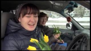 Сотрудники ГИБДД поздравили женщин с наступающим весенним праздником