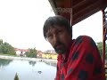 Ezen a felvételen Hoitsy György a Miskolchoz közeli Garadnai Pisztrángtelep üzemeltetője mutatja be egyik termékét a 