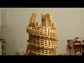 Effondrement d'un colisée en kapla. Un domino tourne tout autour et finit par l'effondrer avec des tours tout en haut. Filme avec un kodak Zi8.