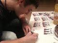 Nick von den Bergstreet Boys signiert Autogrammkarten für den Fastnachtsumzug in Hettenleidelheim am 14.02.2010. Also wenn Ihr ein Autogramm der Jungs wollt, kommt zum Umzug. (Start: 13.31Uhr)
