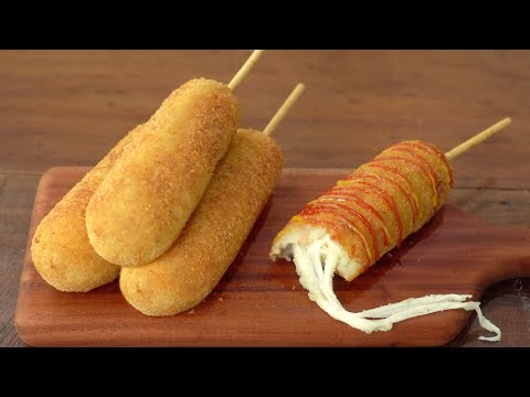 Corn dog é uma salsicha no palito com queijo mussarela, revestida com massa  de farinha e frita. comida de rua coreana de cachorro-quente