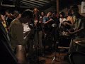 Participação sensacional do Lôro na guitarra e vocal, em homenagem às sussegadas na República Sussego em Ouro Preto. Obs.: Bernardo passou pro baixo, OB pra meia-lua e o Mudo filmou.