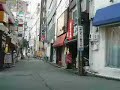 「駐車余地」標識の設置された区間を走ってみました。補助標識は「車両・終日／駐車余地2.5m　9-12・14-17の特定中貨以外の中貨・普貨に限る」と書かれています。