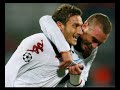 ROMA (26 novembre) - La Roma vince in Romania con una doppietta di Matteo Brighi e un gol di Totti e vola in testa al girone A dopo il pareggio fra Bordeaux e Chelsea anche loro comunque in corsa per la qualificazione. Un' Inter inguardabile perde a San Siro contro il Panathinaikos ma riesce a mantenere il comando del girone ed a passare il turno grazie al pareggio fra Anorthosis e Werder Brema.Cluj-Roma. Vucinic ha smaltito il lieve attacco influenzale ma va in panchina. Giallorossi in attacco con Totti e Baptista. In panchina anche Pizarro. Perrotta a sostegno degli attaccanti. Davanti a Doni in difesa, assente Panucci, Tonetto, Juan, Mexes e Cassetti. La Roma comincia con autorità e al 10' va in vantaggio con Brighi, primo gol in Champions, su assist di Perrotta dalla destra. Al 18' pericolosissimi i rumeni che entrano in area da sinistra e si divorano con Trica il gol del pareggio. Al 21' Brighi abbattuto dal portiere, l'arbitro fischia il fuorigioco che non c'era: sarebbe stato rigore. Un minuto e la Roma si vendica: Totti su punizione segna il raddoppio. Al 29' il Cluj accorcia le distanze con Kone, gol evitabile: tiro di Pereira, difettosa la respinta di Doni e l'ivoriano ribatte in rete da un passo. Il Cluj comincia a crederci ed attacca, mentre la Roma soffre e rischia.Roma immutata nella ripresa che si apre con la pressione del Cluj ed i giallorossi ancora in difficoltà. Al 19' arriva la terza rete giallorossa, ancora con Brighi: azione cominciata da Totti e rifinita da Taddei per Brighi in ottima posizione per centrare la doppietta. Poi non c'è più partita.Cluj-Roma 1-3Cluj (4-2-3-1): Stancioiu; Panin, Cadù, De Sousa, Pereira; Dani (28' st Peralta), Muresan; Juan Culio, Trica (39' st Deac), Dubarbier  (25' st E. Konè); Y. Konè. A disp. Claro, Alcantara, Diego Ruiz. All. TrombettaRoma (4-3-2-1): Doni; Cassetti, Mexes, Juan, Tonetto (41' st Riise); Taddei, De Rossi, Brighi; Perrotta (45' st Pizarro), Baptista; Totti (36' st Vucinic). A disp. Artur, Loria, Menez, Montella. All.Spalletti Arbitro: Cortez BatistaMarcatori: 11' pt Brigh, 23' pt Totti, 30' pt Y. Konè, 19' st Brighi