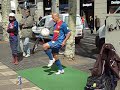 Fenomeno fa numeri nella rambla a Barcellona
