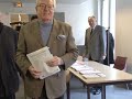 france, saint-cloud : le pr�sident du front national (fn), jean-marie le pen, a vot� � saint-cloud (92) dimanche 14 mars au premier tour des �lections r�gionales. sa petite fille marion mar�chal-le pen a vot� en m�me temps que lui.