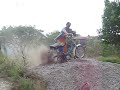 El Cala haciendo escarvar la yamaha carro