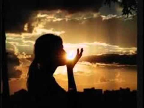 canciones de la iurd - esta canción cantada en la IURD llega al corazón, cuantas veces no nos hemos sentidos solos y tristes pero Dios esta ahí para salvarnos.
