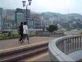 熱海の海岸女子大生